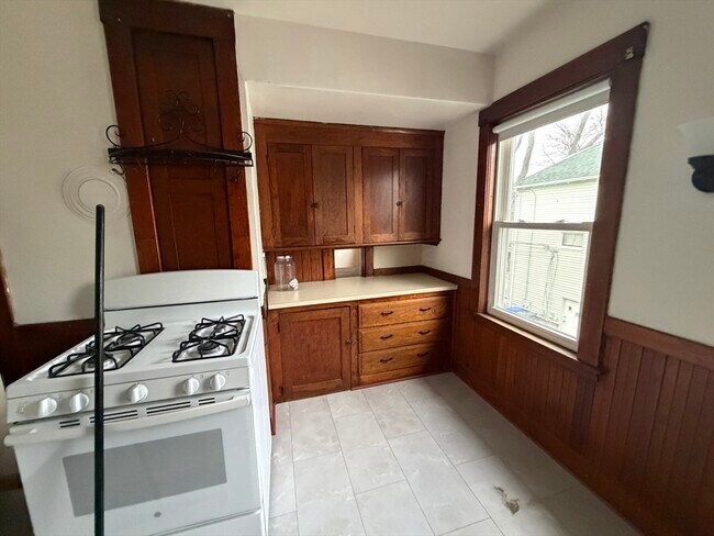 Building Photo - 44 Varnum St