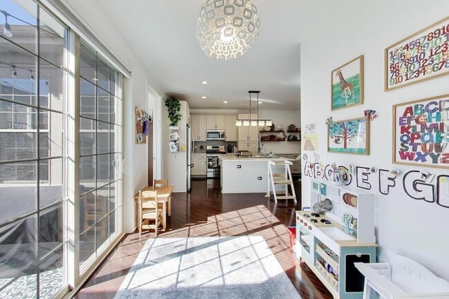 Building Photo - 303 S NW Hwy