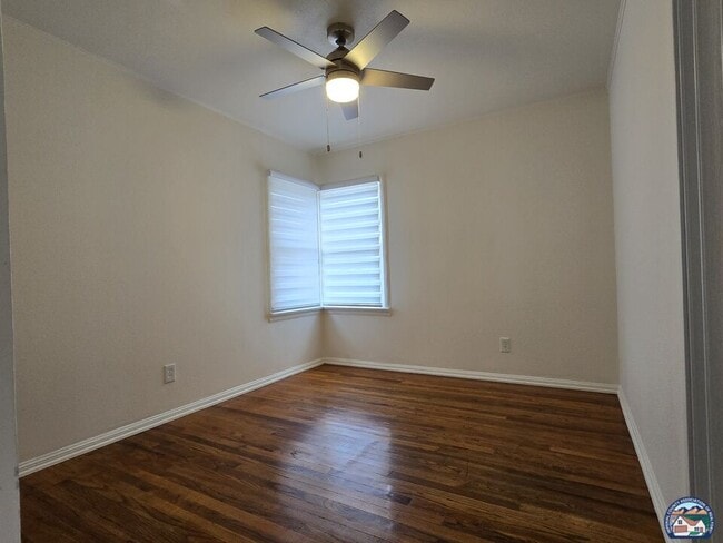 Building Photo - 1018 W Commercial Ave