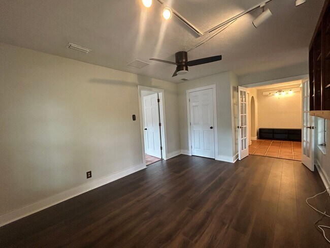 Building Photo - STUNNING 4BR/2BA Home with PRIVATE POOL & ...