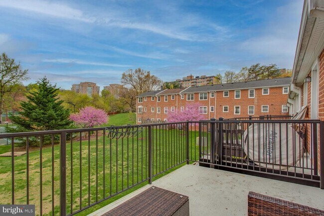 Building Photo - 2707 S Walter Reed Dr