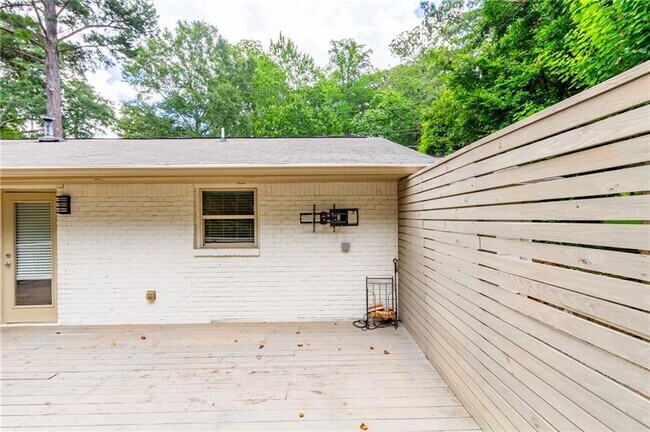 Building Photo - 3014 Skyland Dr NE