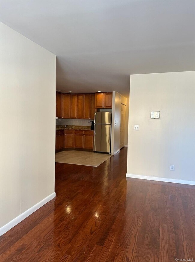 Building Photo - 858 E 175th St
