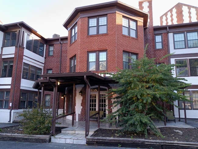 Building Photo - 2 Bedroom / 1.5 Bath Condo  Johnson City, TN