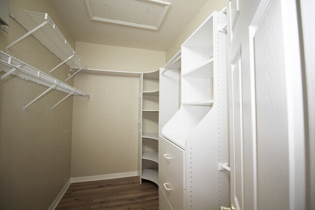 Building Photo - 6428 Waverly Green Way