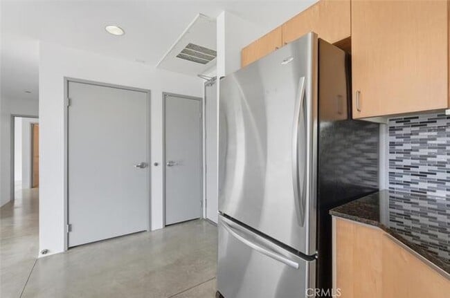 Building Photo - 285 W 6th St