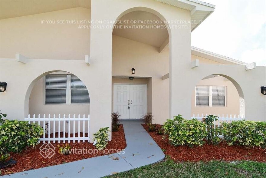 Building Photo - 832 SE Thornhill Dr