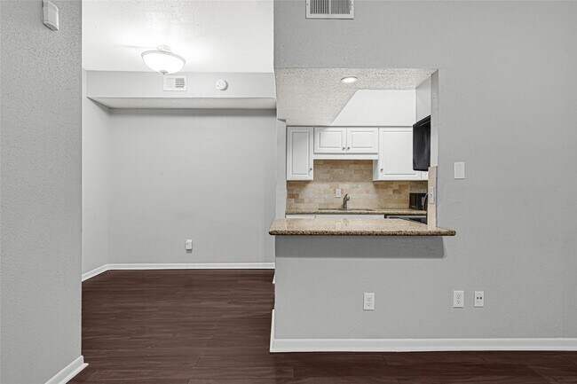 Building Photo - 2425 Augusta Dr