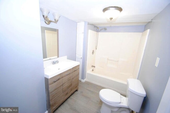 Building Photo - 414 Lawrence St