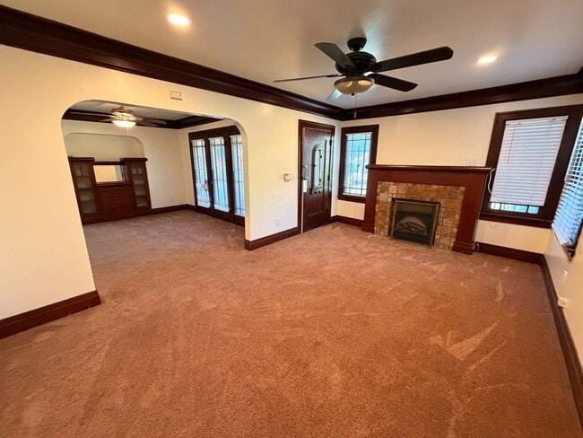 Building Photo - 2 Bed 1 Bath Available Now!