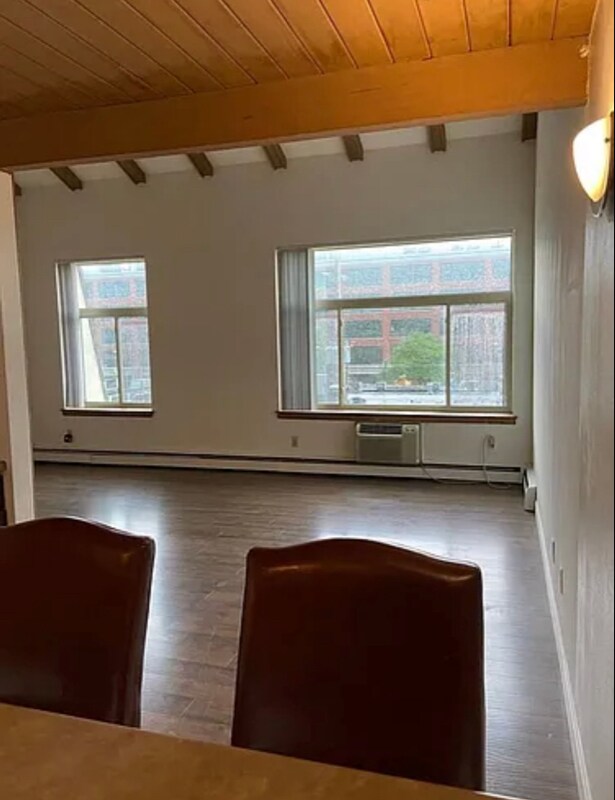 Building Photo - 2131 N Summit Ave