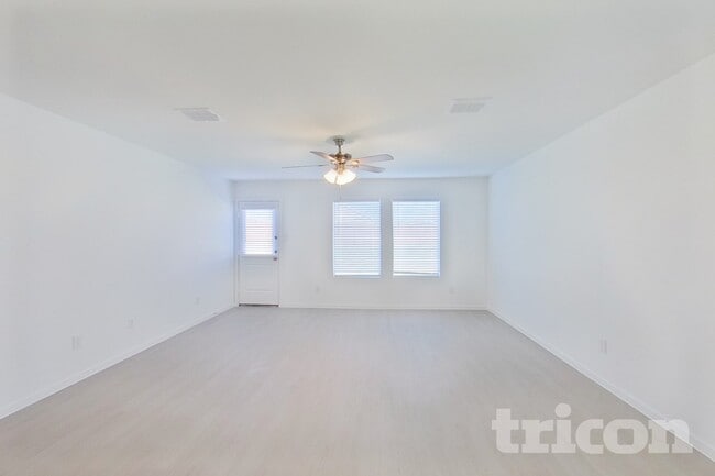 Building Photo - 1604 Parlier St