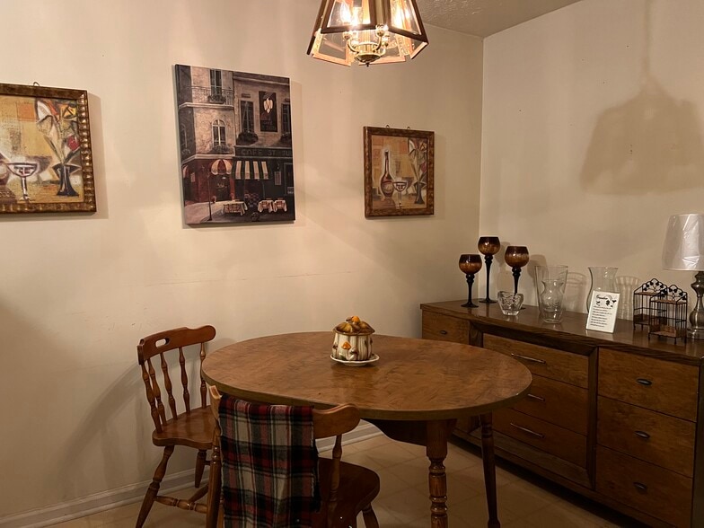 Side B Dining Area - 589 Eureka Springs Dr