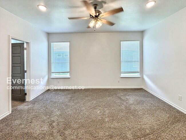 Building Photo - 718 Freedom Cir