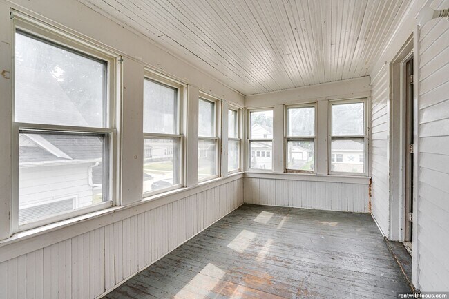 Building Photo - 818/818A Bowen St