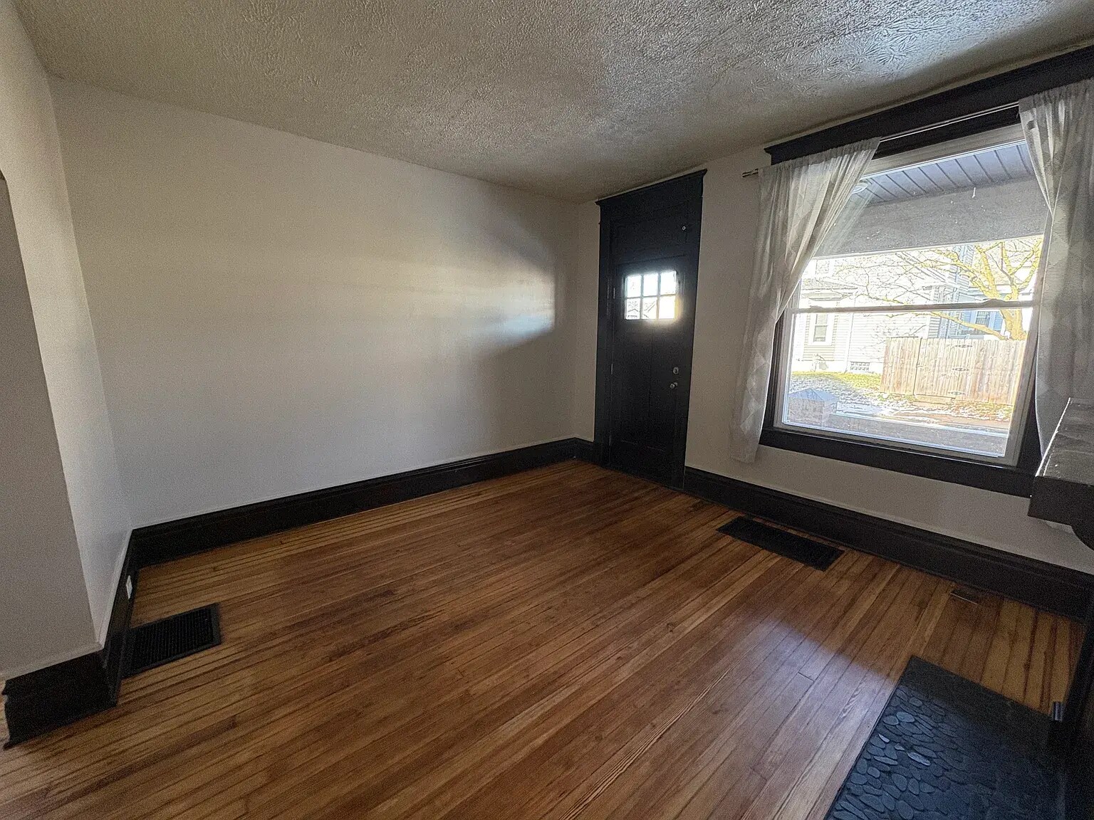 Building Photo - 687 E Columbus St