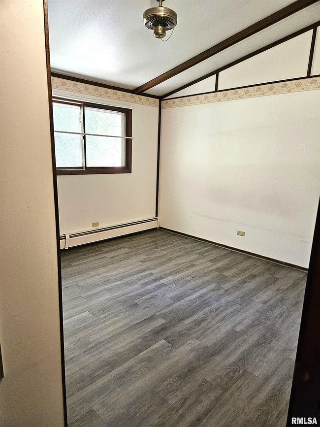 bed 2 - 233 N Taylor St