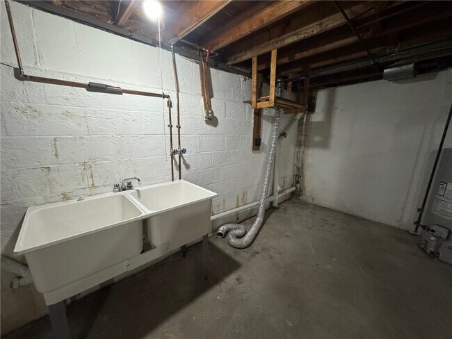 Building Photo - 16 Summit St