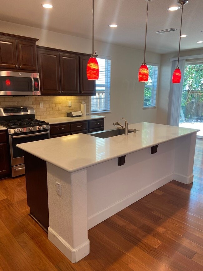 Building Photo - Folsom 4 bdrm, 3 bath near Folsom HS