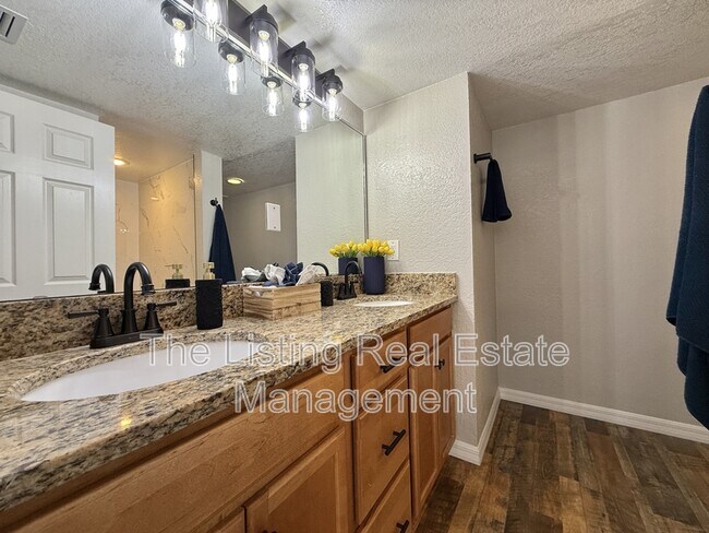Building Photo - 2954 Sadina St