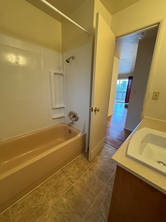 Building Photo - 2-Bedroom, 1-Bath Duplex In The Friendly S...