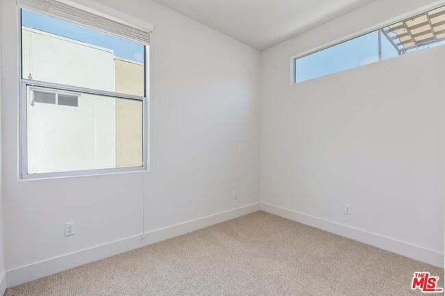 Building Photo - 2206 Fox Ln