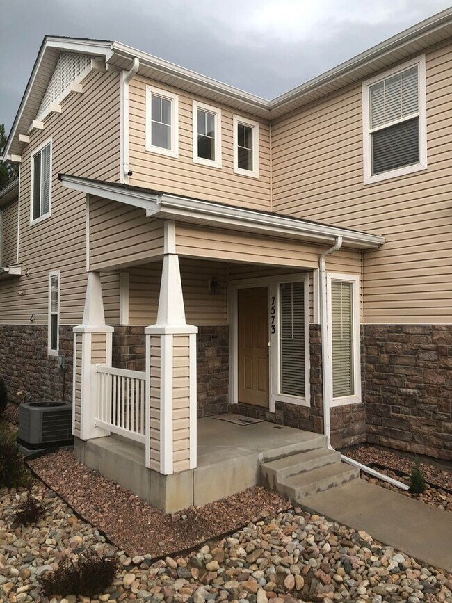 Primary Photo - Well Maintained 2 Bed 3 Bath 2 Car Two-sto...
