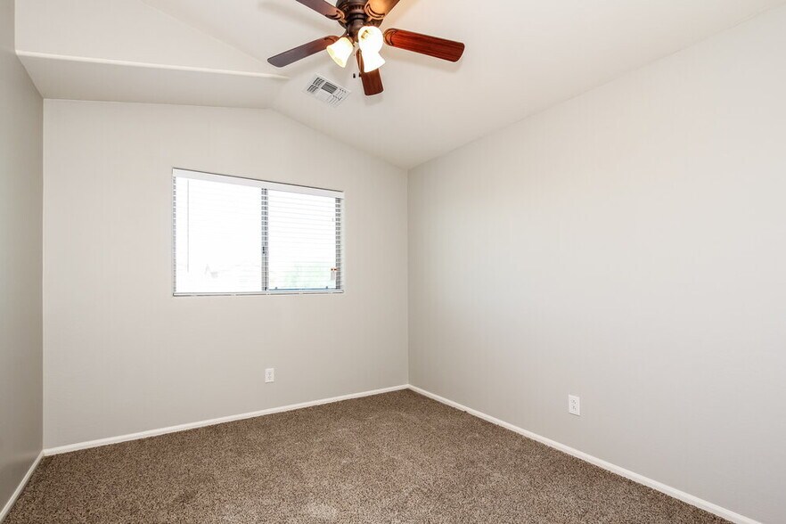 Building Photo - 12471 N 75th Dr