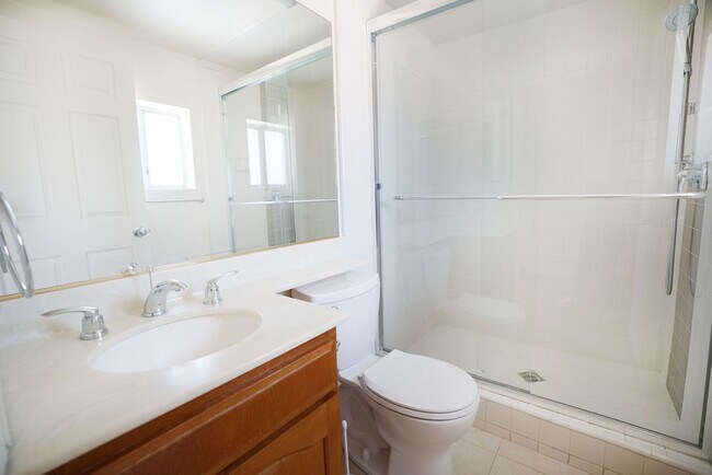 Building Photo - Sunlight Galore 2 Bed / 3Bath + Loft + Sundeck Condo in Westwood!