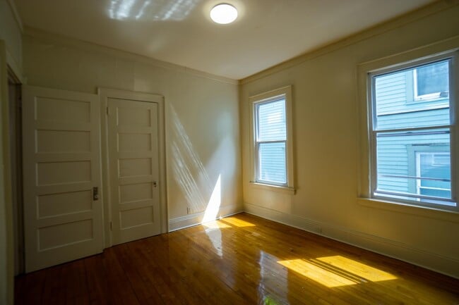 Building Photo - 3 Bedroom Apartment with Great View of Tho...