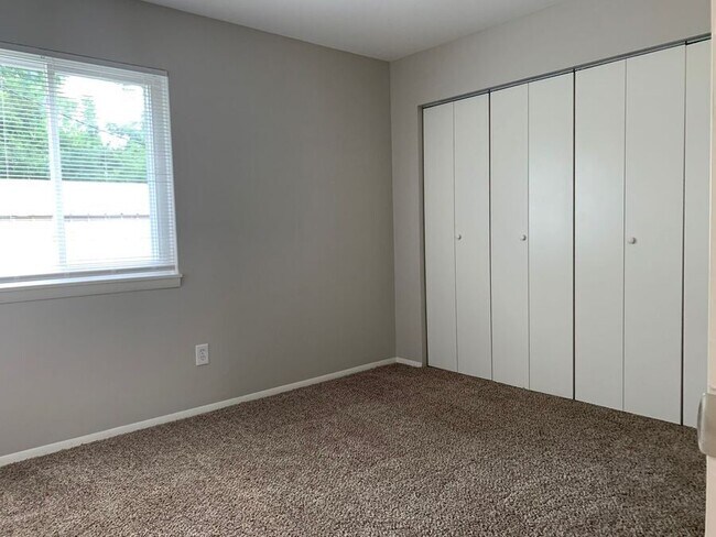 Building Photo - 1181 Abbey Ln