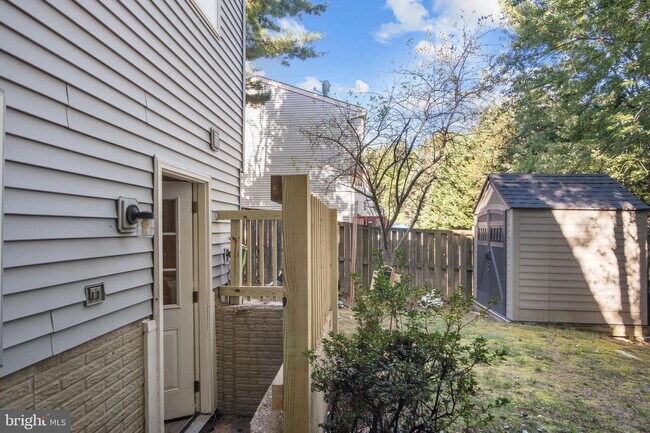 Building Photo - Conveniently Located Townhouse with Versatile Living Spaces