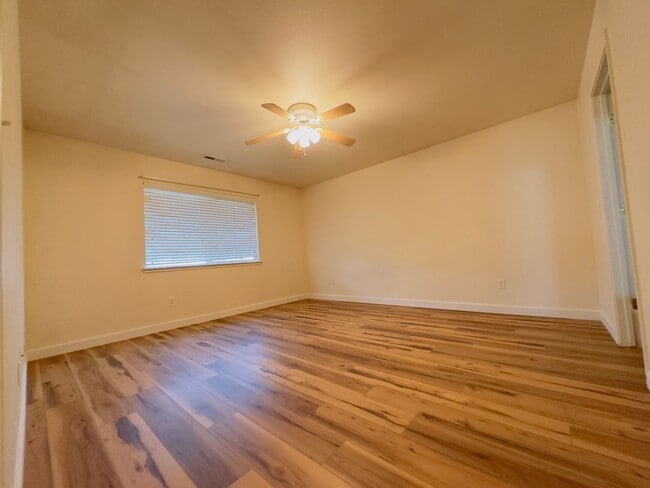 Building Photo - 3 Bedroom 2 1/2 Bath 3 garage