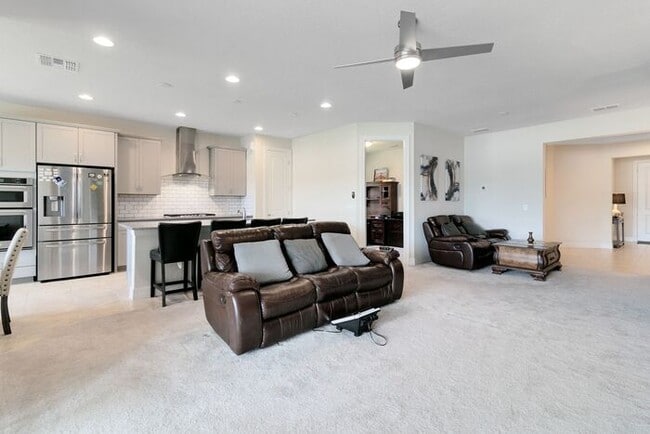 Building Photo - 4 Bedroom/3.5 Bathroom Gated Community at Ruby Lake!!!!