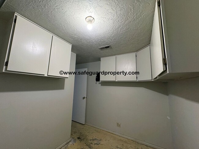 Building Photo - Spacious Holladay 3 Bedroom Duplex with 2-...