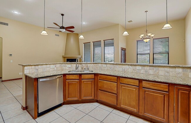 Building Photo - Beautiful Home in Sonoma Ranch with Amazin...