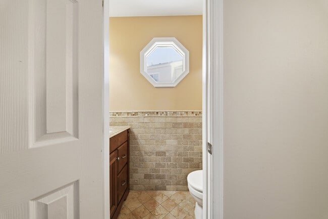 Building Photo - 824 W Ocean View Ave