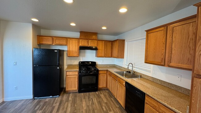 Building Photo - SW 2 story 4 bdrm Large yard