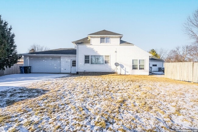 Building Photo - 1350 Manitowoc Rd