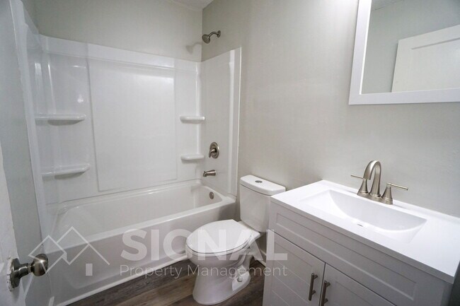Building Photo - 1906 15th Ct N
