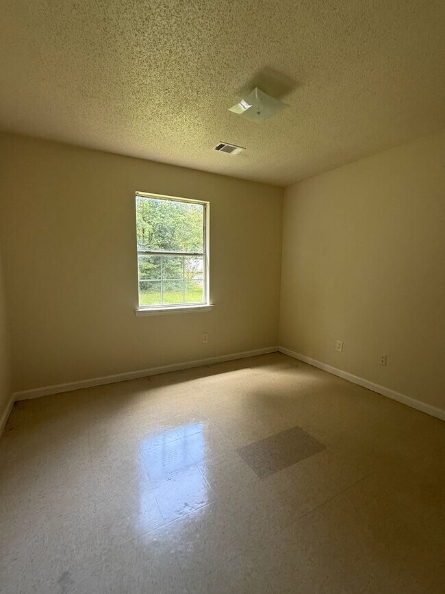 Building Photo - 8135-8135 Carlton Trail NW