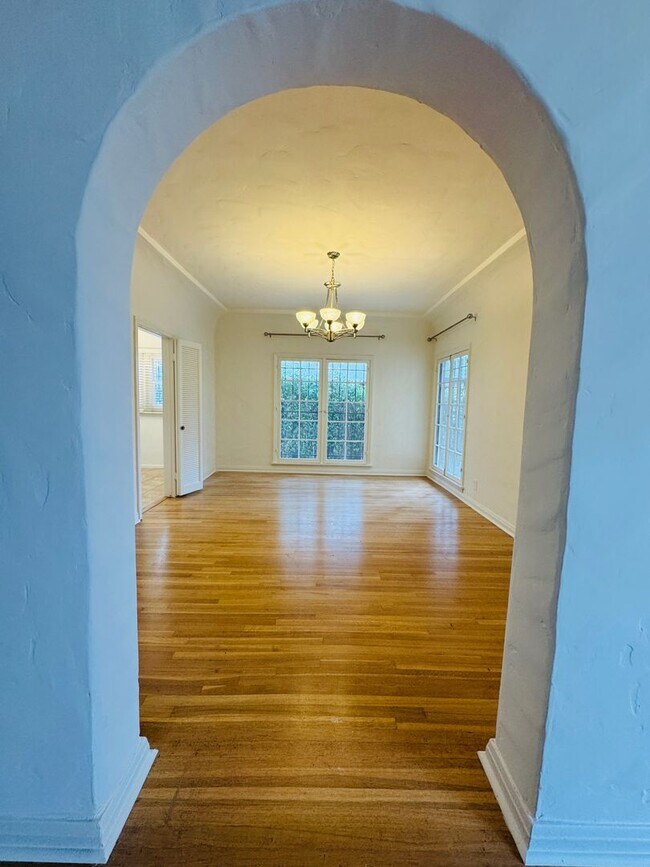 Building Photo - 902-360 N MANSFIELD AVE