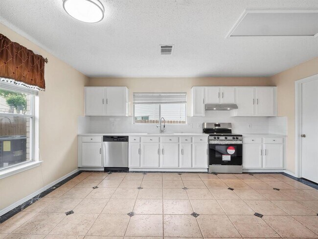 Building Photo - 2727 High Point Dr