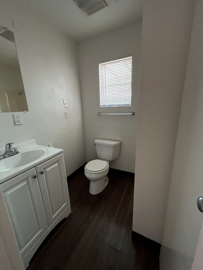 Building Photo - LM -56223 Navajo C