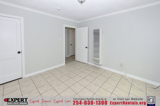 Building Photo - 903 W Kern Rd