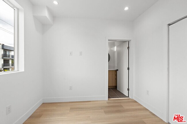 Building Photo - 10742 Hortense St
