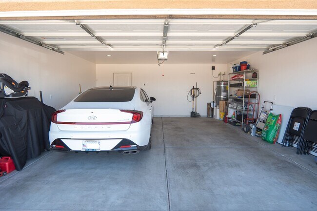 Building Photo - Prime Location Living: 3-Bedroom Gem Near Sam's Club & Yuma Palm Mall