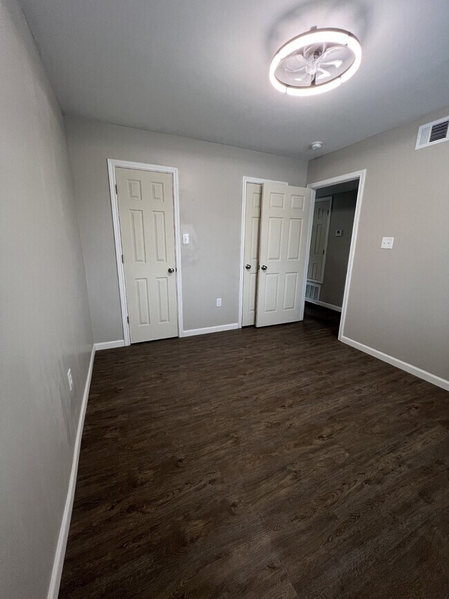 Building Photo - 9745 Long Point Rd