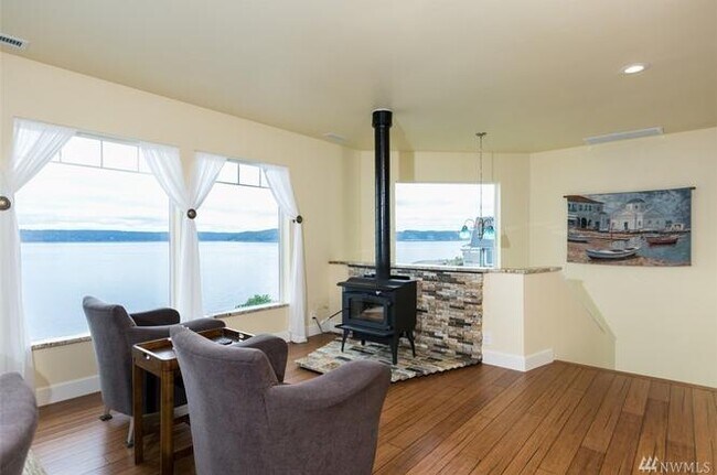 Building Photo - Amazing Dash Point Beach Front Home!