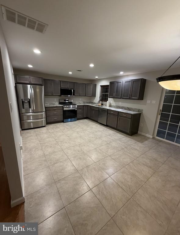 Building Photo - 1002 Taunton Ave